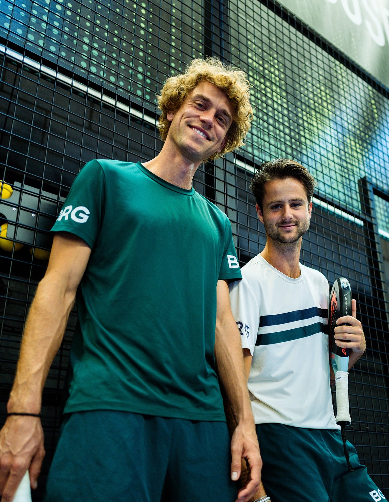 Laat leerlingen kennismaken met padel! Geef bijvoorbeeld gymles op de padelbaan, waarbij de kinderen les krijgen van onze zeer ervaren trainers. Voor scholen hebben we speciale tarieven. Neem contact met ons op om de mogelijkheden te bespreken. Stuur een mail naar info@clubhousepadel.nl.Β